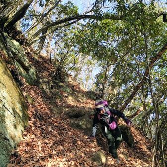 登りも下りも滑りまくってます😂