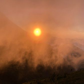 五竜山荘からの幻想的なサンセット
太陽が落ちると、拍手とブラボーの声が