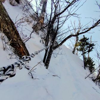 第二の梯子
雪に埋没しています
梯子の上部に渡されているロープをガイドにして
一歩ずつ足元を確かめつつ登ります