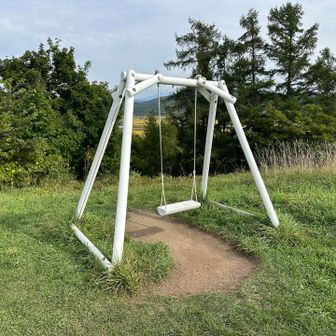 空のブランコに乗って♪