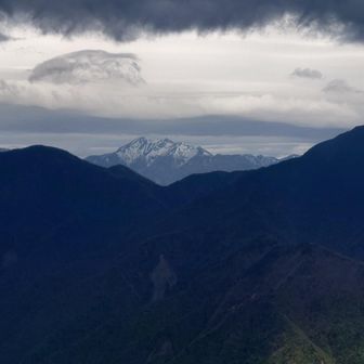希望峰から見た南アルプス。聖岳がよく見えます。