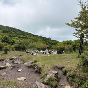 荒山高原で、園児たちのお昼
無事に登れて良かった👍