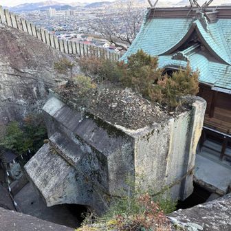 石の宝殿
すごい大きい
上に木が生えてる