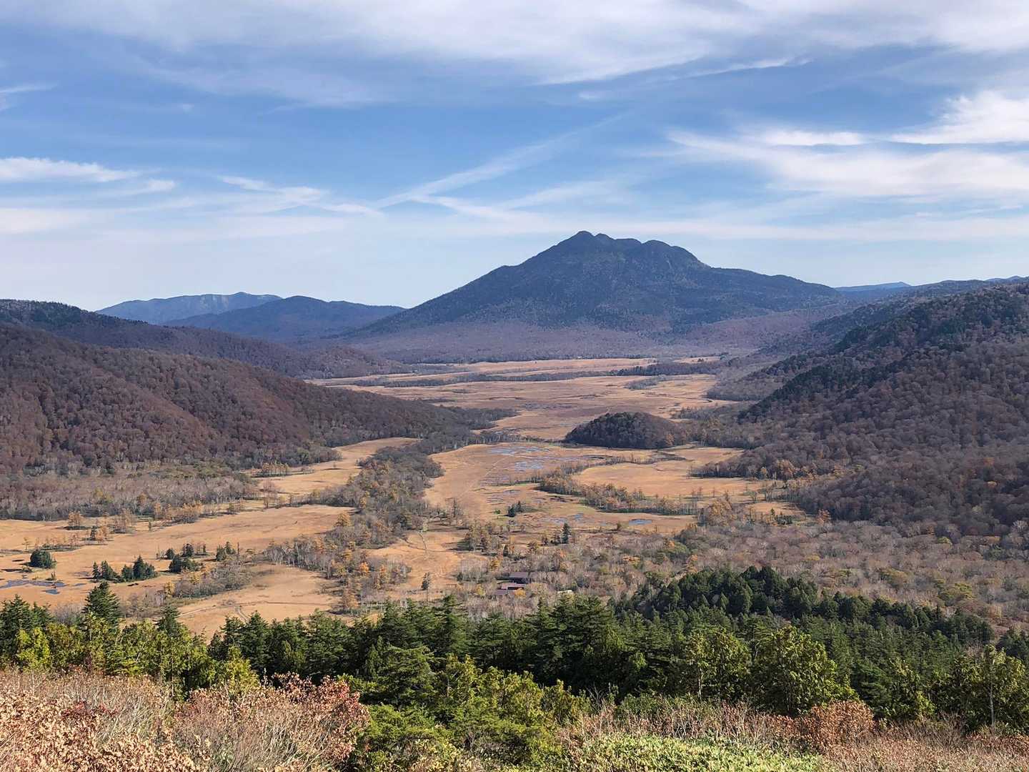 至仏山へ少し登ってきて、振り返ります、遠くの燧ヶ岳ふもとの見晴から…尾瀬ヶ原ドーン