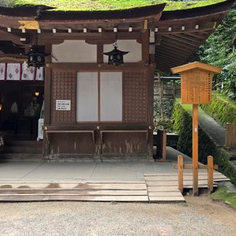 奥に進んで本殿右手のここに用紙を出して入山料を収めます