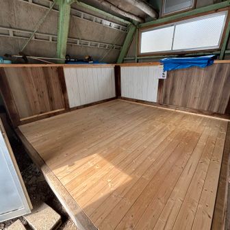 避難小屋の中のぞいてみた
きれいやった
風が強かったらここで休憩やな