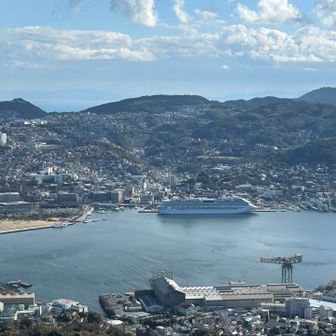 長崎湾
クルーズ船がとまっているので、外国人が多い