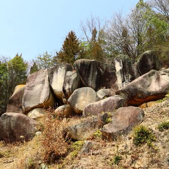 朝間薬師堂の巨石群