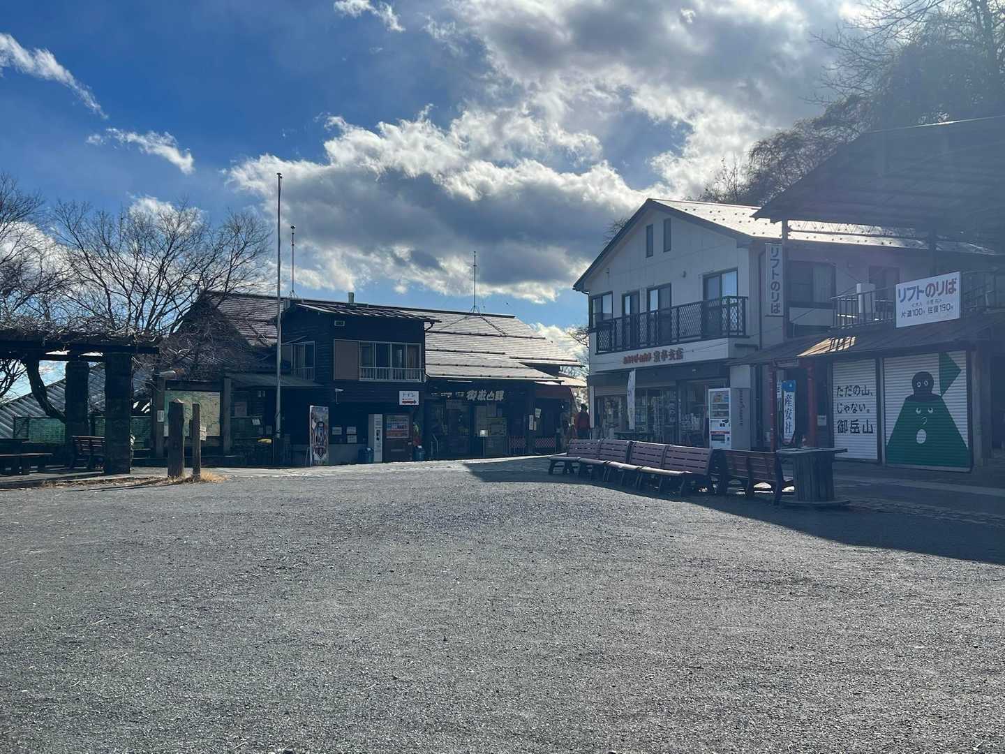 歩いたり抱っこしたりを繰り返して山頂駅に到着！ケーブルカーで下山します🫡