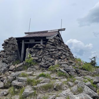吾妻神社。無事下山できる様、お参りしました🙏ここで絶景を見ながらちょっと休憩、おにぎりタイム🍙