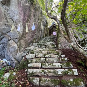 山頂から少し下ったところに琴弾山神社
