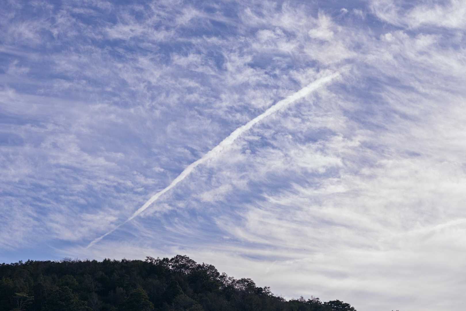 ★明日は秋晴れになりそうだ。ワテクシは仕事ですが。

帰路の運転中に見えた、西空を染める茜色、その中に浮かび上がる岩手山のシルエットが綺麗でした。
