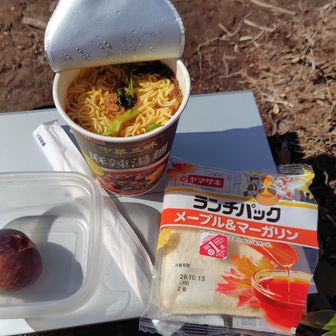 今日のランチ
やっぱり暑かった🥵しかも麻辣湯麺🥵🥵
デザートのイチヂクは庭で朝採り　生で食べると甘酸っぱくて大好き