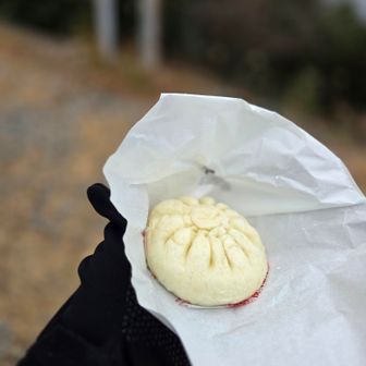 コンビニで買った肉まん😋
まだ温かい🥰
コーヒーと一緒に頂きます🍴