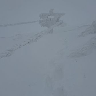 しかし登り始めると視界が悪くなってきました