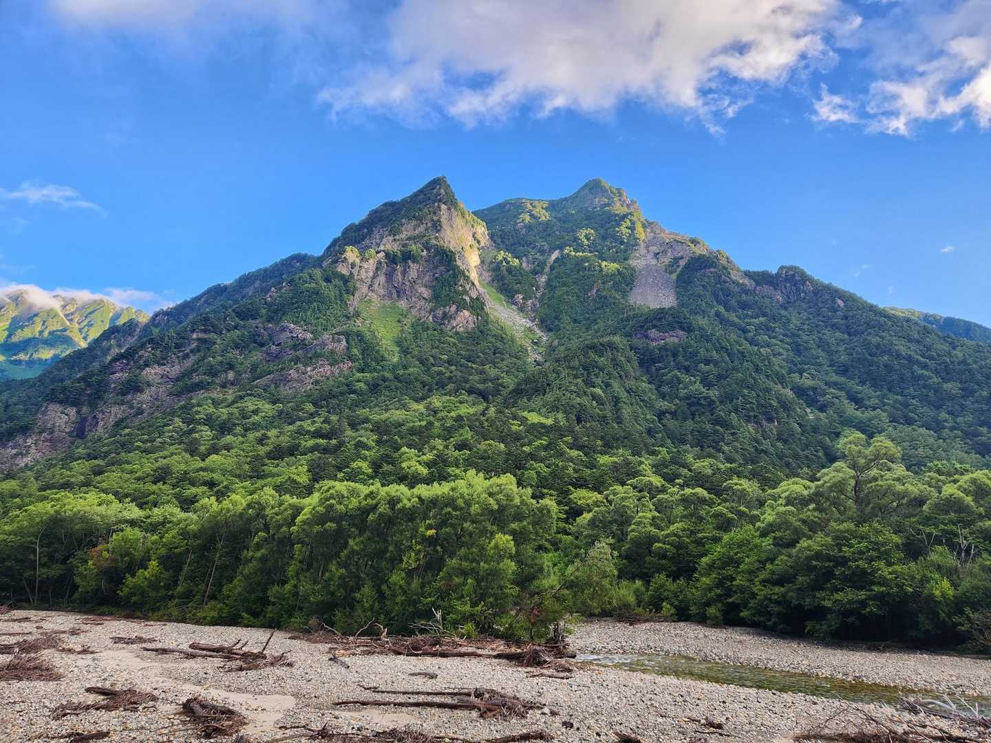 明神岳
雨が降るとは思えない青空だね☀️