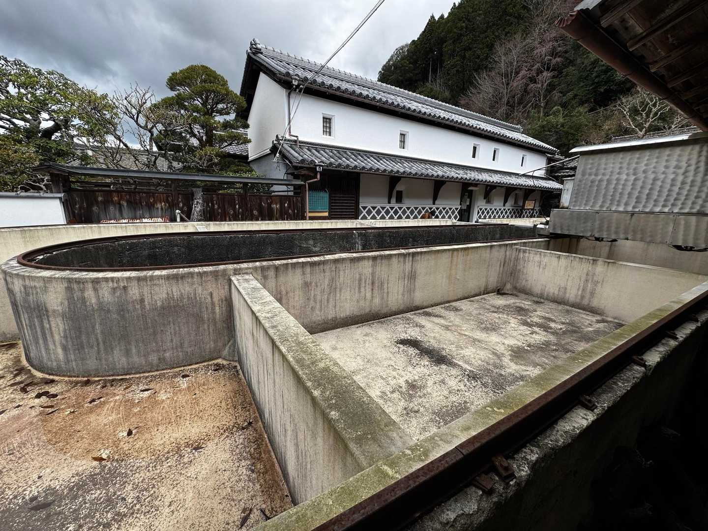 旧薬園は森野葛本舗のお店から続く裏山に
広がっています
裏山に上がっていく手前に葛の精製施設が
ありました