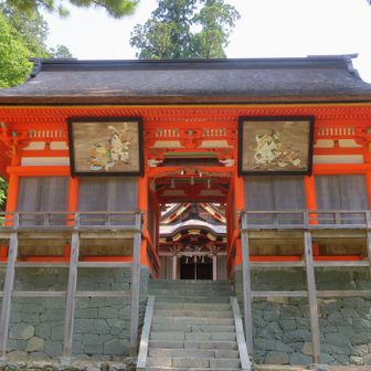 国重要文化財の名草神社
この立派な拝殿の中央を通り抜けて本殿へいきます