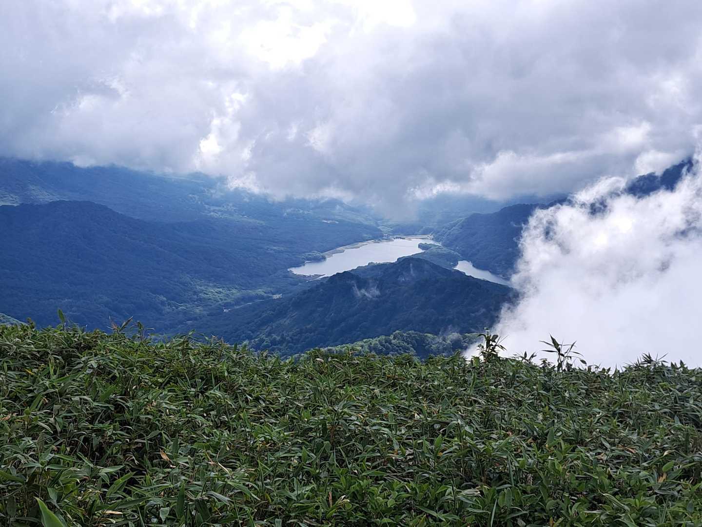 火打、妙高の登山口の
笹ヶ峰が見えます。