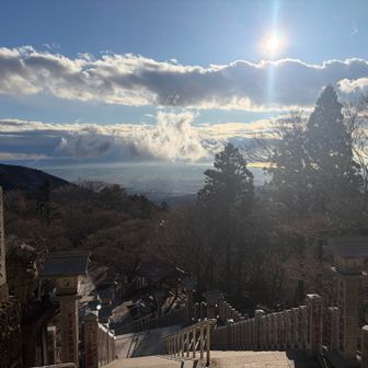 穏やかな相模湾。鳥居の先には江ノ島。