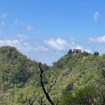 北岳から見る。右に上津宮、左に南岳