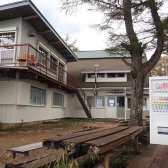 三ッ峠山荘。こんど泊まってみたい。それより自販機にビールがある。