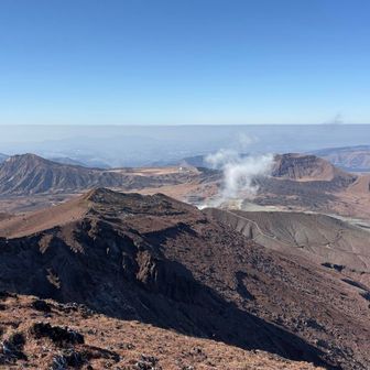 高岳からだと火口が見切れてしまう