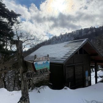稲村ヶ岳山荘。この手前のトラバースは注意が必要です。