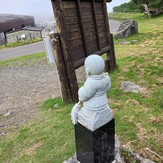 ただいまぁ～っ
無事に帰ってきました。今日の山旅も　最高でした。
🌸🌸🌸🌸🌸の楽園💨💨💨で　また元気を頂きましたよ～っ🤗。
もうお盆になりましたね
一年はあっという間です。
鉾立駐車場で　[たえさん！]と声をかけられた　？？…
YAMAPのホロワーの[あおちゃん]でした。なんか、あおちゃんに似ている人だなぁ…とはおもいましたが写真だけで顔がはっきり分からなくジロジロ見るのも😳🧐…
声をかけていただいてホントうれしかったです😍🤗
こんど　ご主人行かなくて一人の時　声かけてくださいねぇ