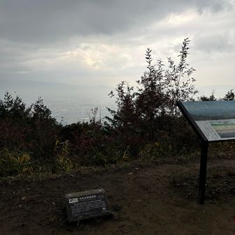 龍王山山頂(南城本丸)に到着🙌

…したものの、雨降ってるわガスってるわで景色も見られず😅

おそらくめっちゃ景色良いんでしょうね🤔