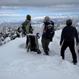 まずは３人で記念撮影〜
私たちだけでは途中撤退でしたが、皆様のおかげ様、無事山頂まで来れました🙏