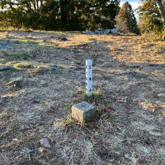 天守閣にある高取山の三角点