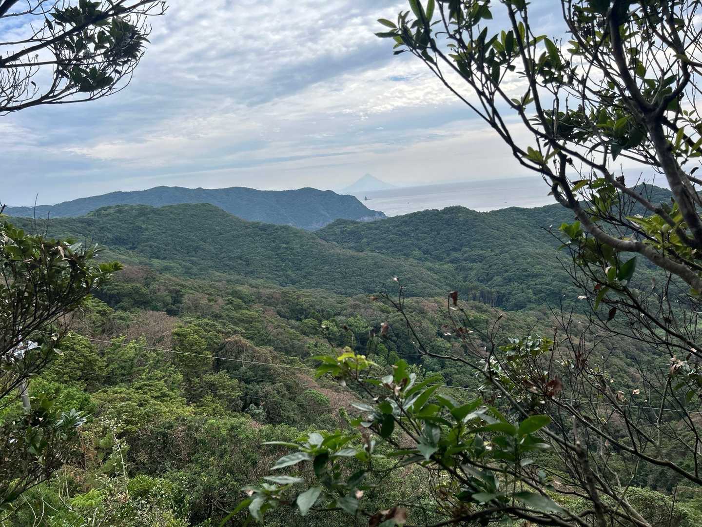 登山道が崩落した場所から開聞岳が見える