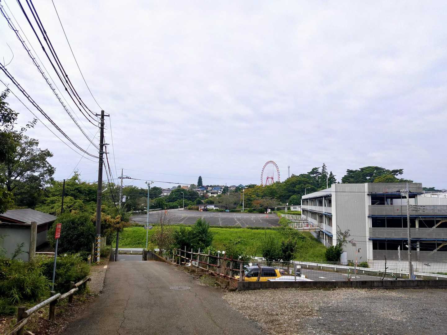 八国山緑地の西側端部に到着。正面の大きな駐車場は競輪場の有料駐車場。奥に西武遊園地の観覧車が見えます。リニューアルした西武遊園地に行きたいそうで、約束させられました。