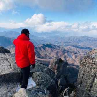 眼下に大ヤスリ岩を望む

爆風で飛ばされそうになった💦