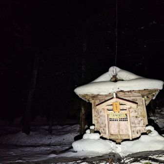 まだ雪下ろしの必要は無さそうな鳥坂神社