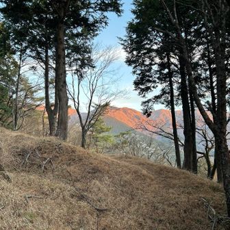 表尾根も赤く染まってます