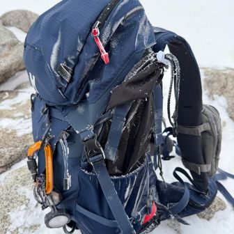 強風にさらされてザックもウェアも凍り付いてました❄️