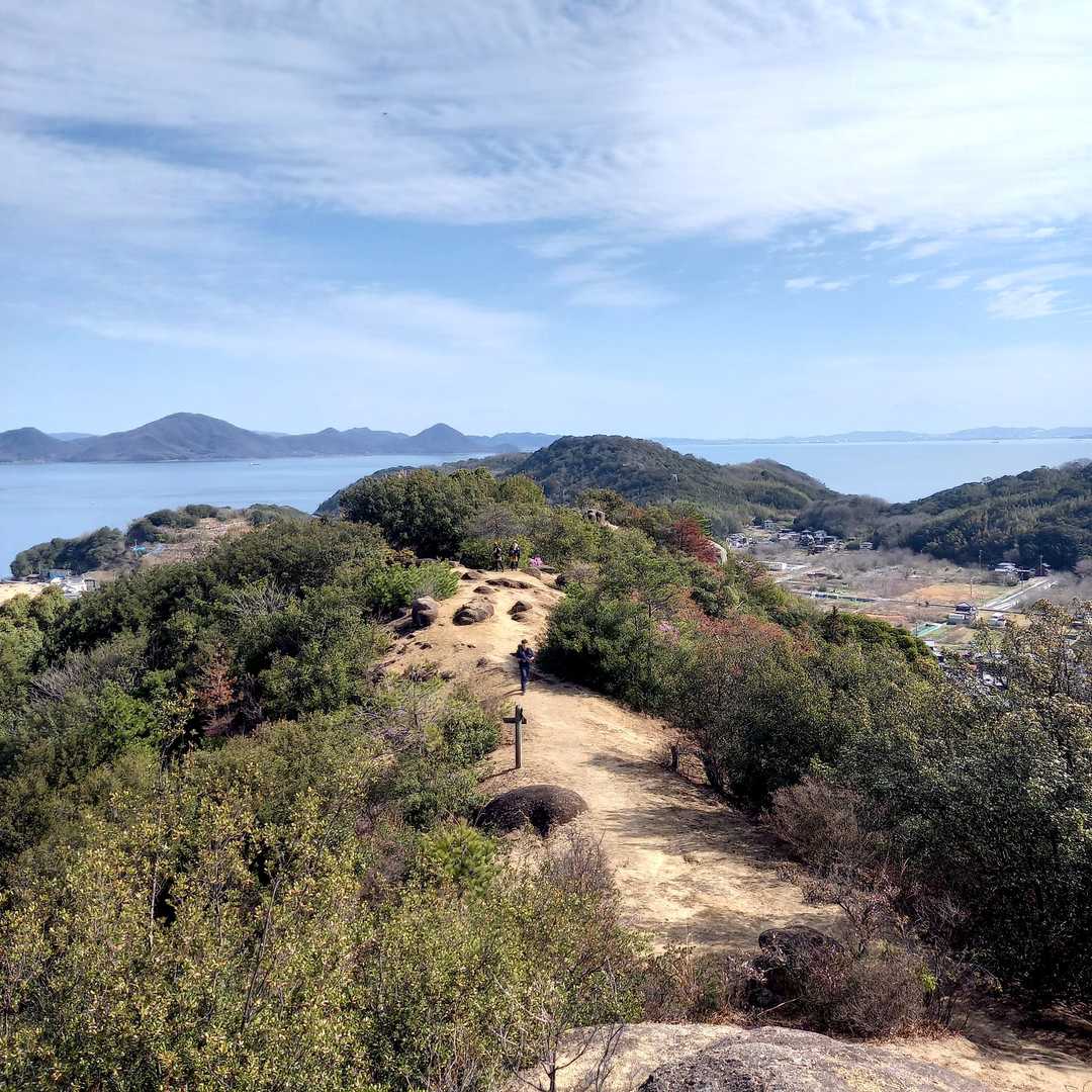 振り替えったら良い登山道。きっと夏は地獄。