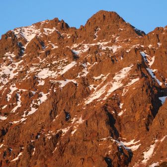 　左端、赤岳本峰、右、龍頭峰