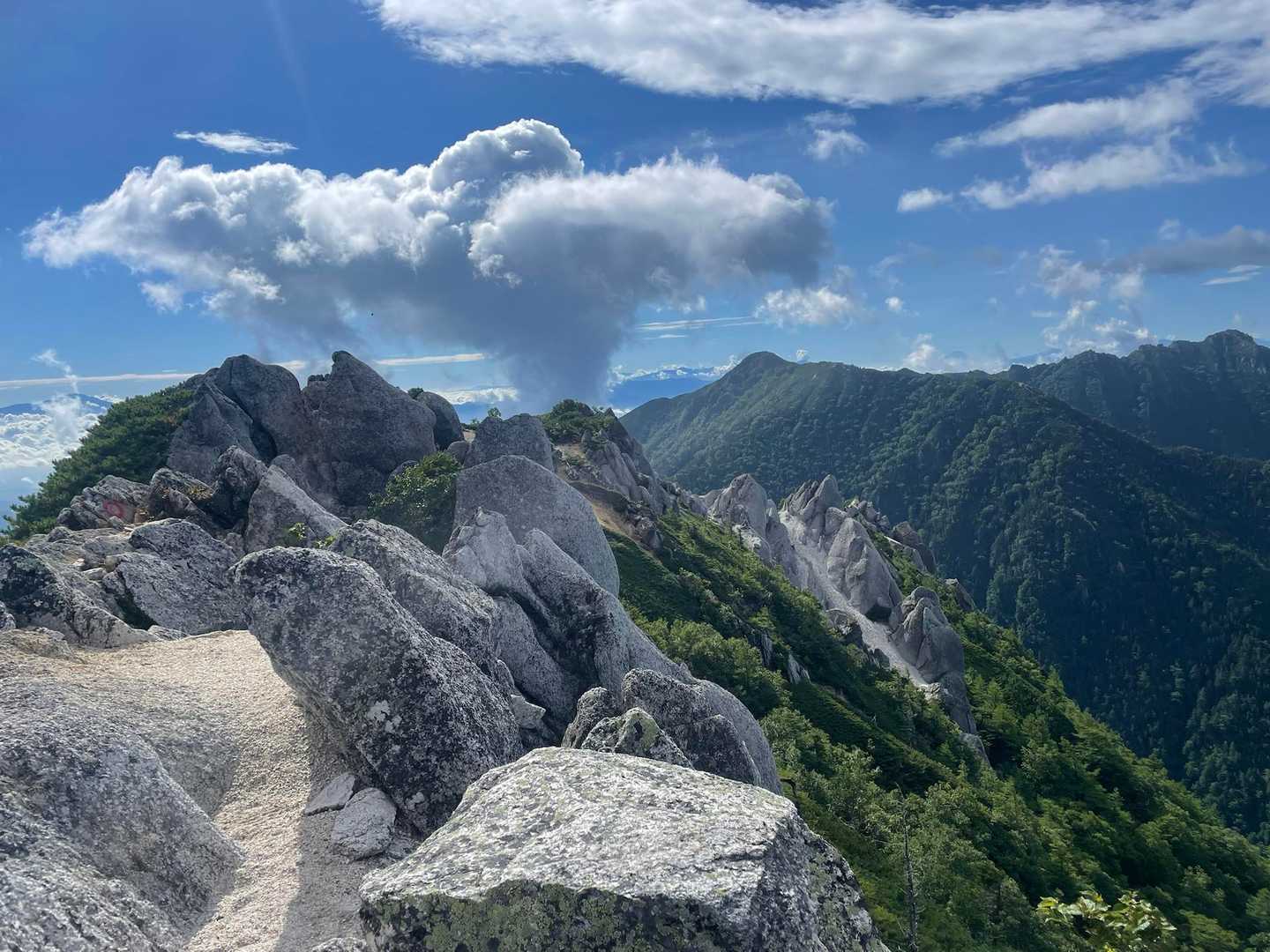 唐沢岳から餓鬼岳を望む。
展望台への激登り返しが地獄だな。。