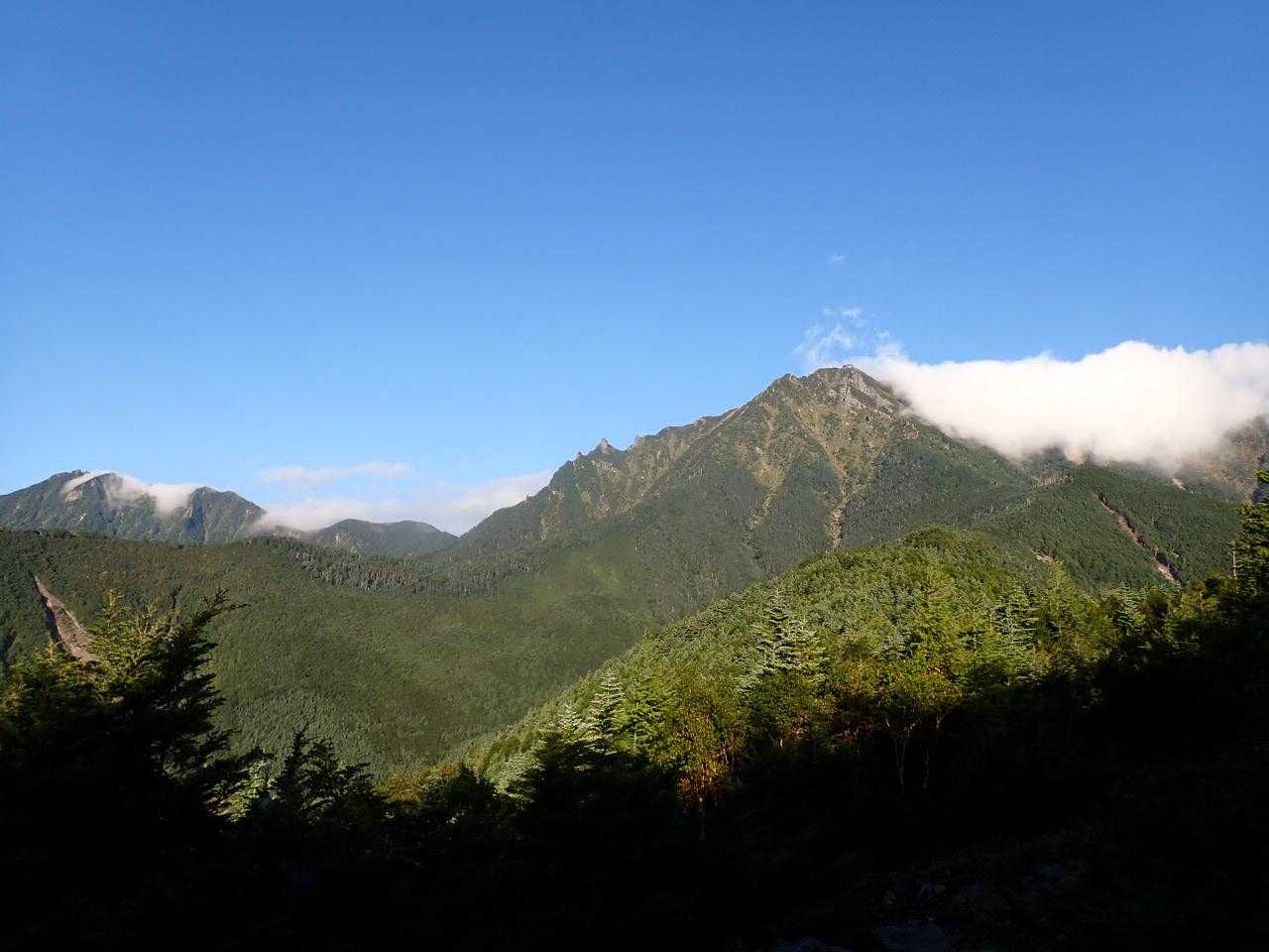 山頂天気予報では8時まで晴れとのことで、それに間に合うか気にしながら登ります。 