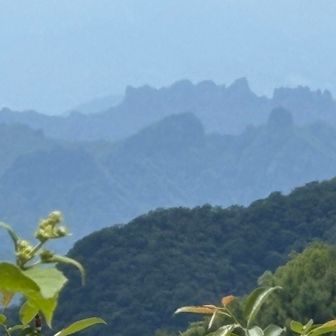 手前、鹿岳、奥には両神山