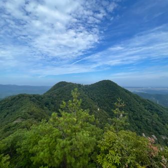 岩の上に立って、
鞍掛山