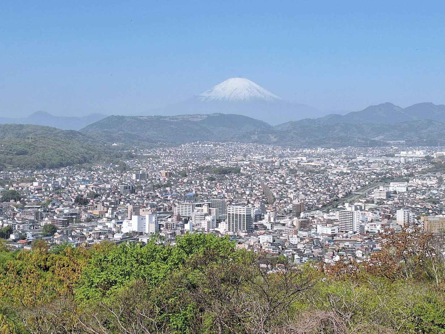 少し霞んでいるが、冠雪の富士山が見られてよかった😊