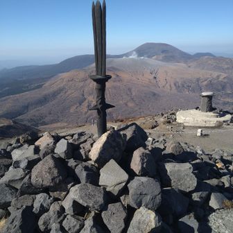 天逆鉾から新燃岳、韓国岳を望む🐵