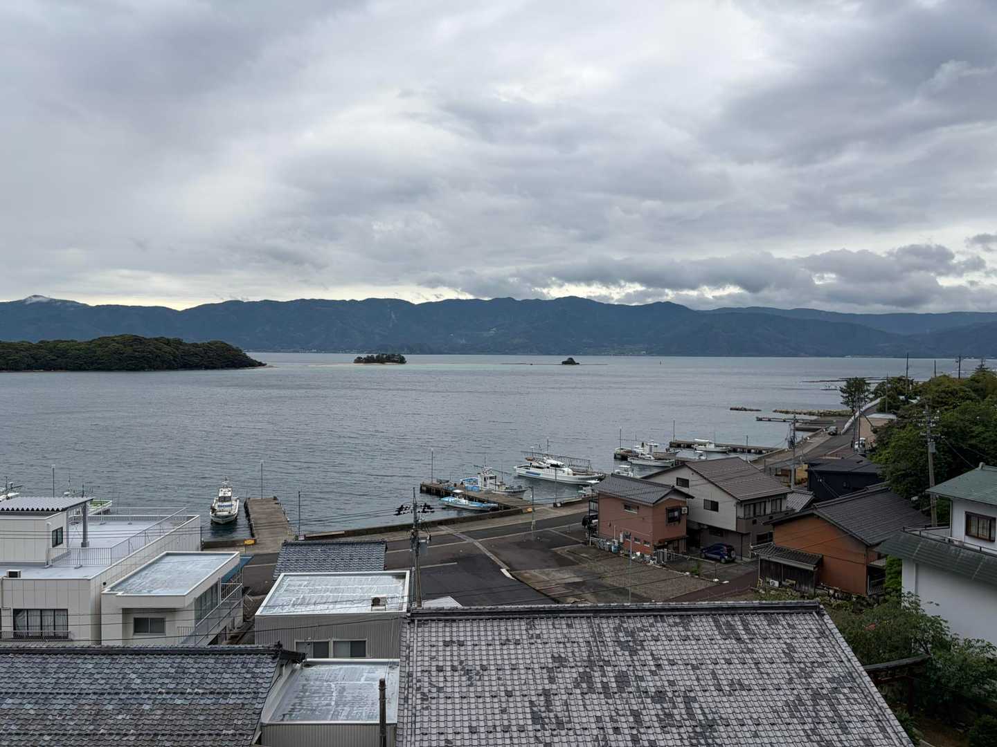 敦賀半島の先のほう、浦底。ここから山に入る。曇り空で南東の風がきついが、雨は大丈夫そう。