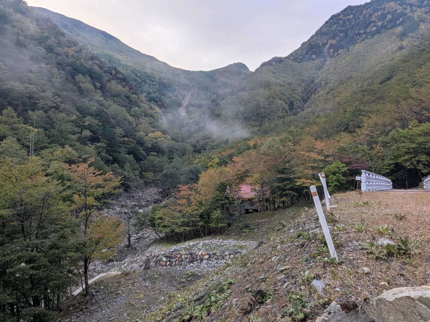 小屋が見えてきました。林道はここまで。急登が始まります
