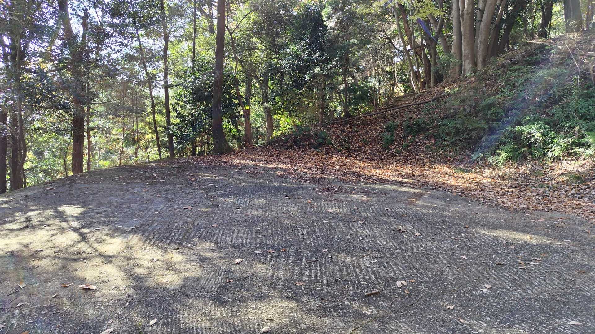 駐車スペースがあります🅿
バイクとかジムニーとかならここまで来られるように思います🚗