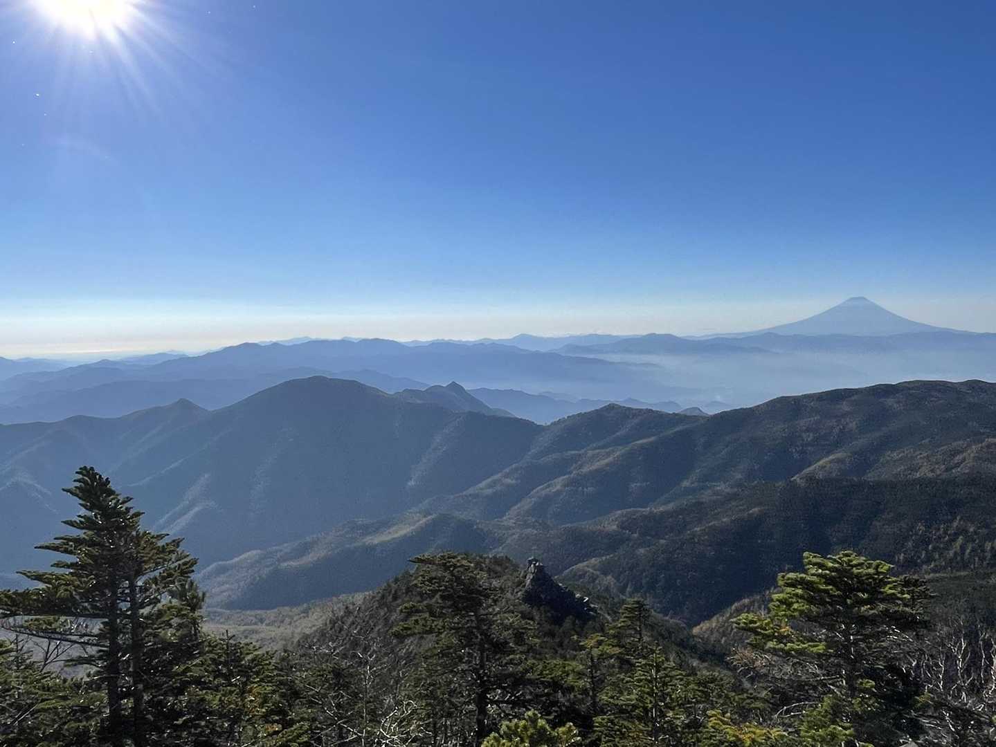 天狗岩が見えてきました。
向こうの山は黒金山？そしたら富士山に向かって笠盛山、乾徳山。歩いたな～😊
右の方はゴトメキとかになるのかな。